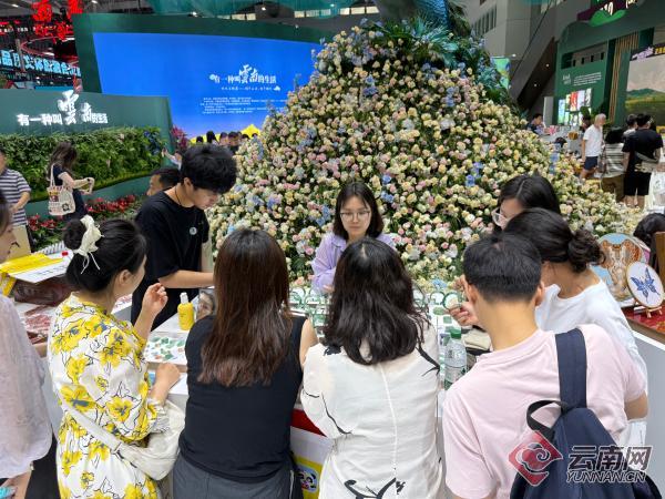 云南龍陵美玉綻放鵬城 瑞獸黃龍玉與一場(chǎng)跨界文化對(duì)話的圈粉之旅